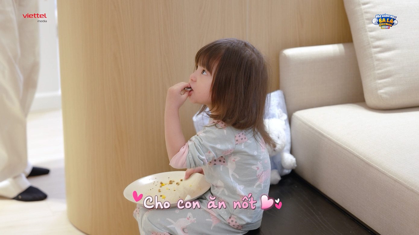 Pam Yêu Ơi "ăn vụng" một cách công khai trên sóng Mẹ Vắng Nhà, Ba Là Siêu Nhân. Pam Yêu Ơi "ăn vụng" một cách công khai trên sóng Mẹ Vắng Nhà, Ba Là Siêu Nhân.