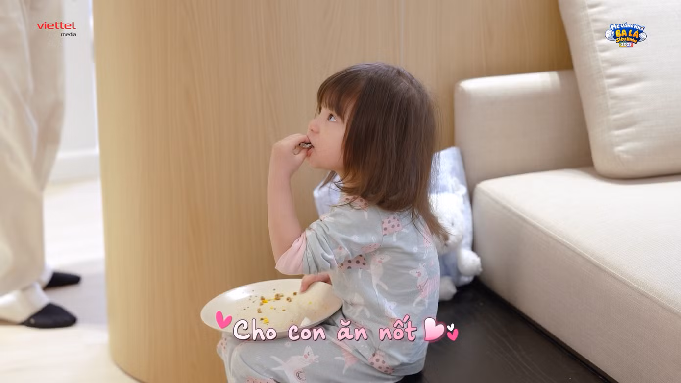 Pam Yêu Ơi "ăn vụng" một cách công khai trên sóng Mẹ Vắng Nhà, Ba Là Siêu Nhân.