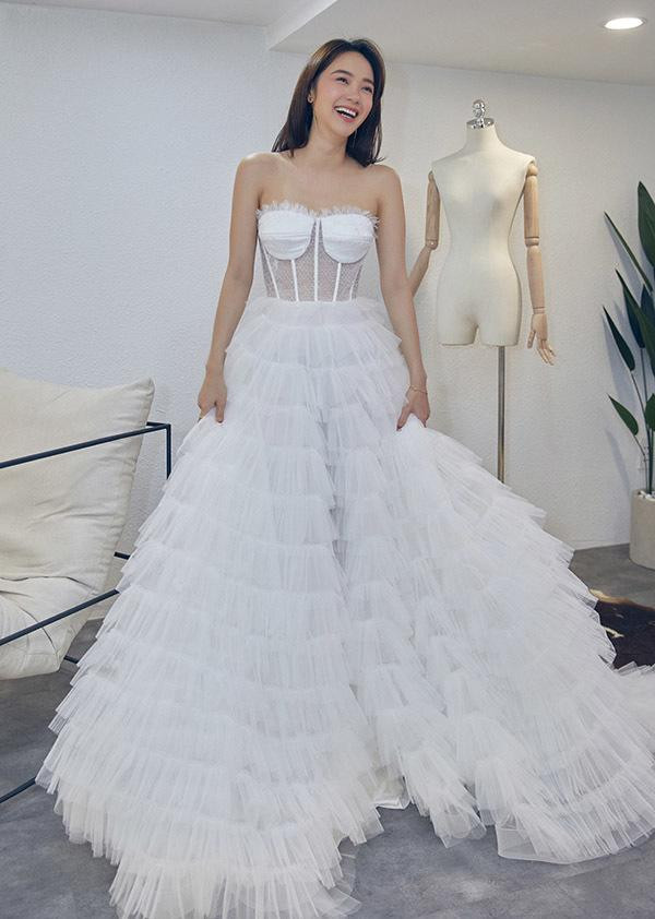 Minh Hằng "tươi như hoa" trong buổi thử váy cưới.