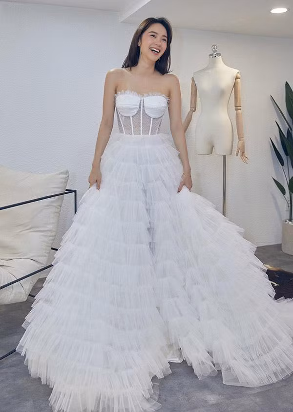 Minh Hằng "tươi như hoa" trong buổi thử váy cưới.