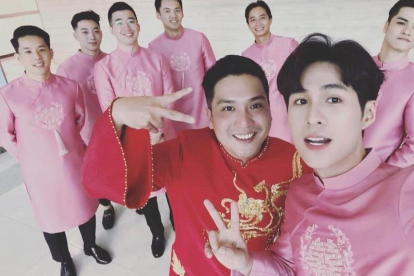 Chú rể Anh Khoa tươi tắn bên dàn phù rể. Chú rể Anh Khoa tươi tắn bên dàn phù rể.