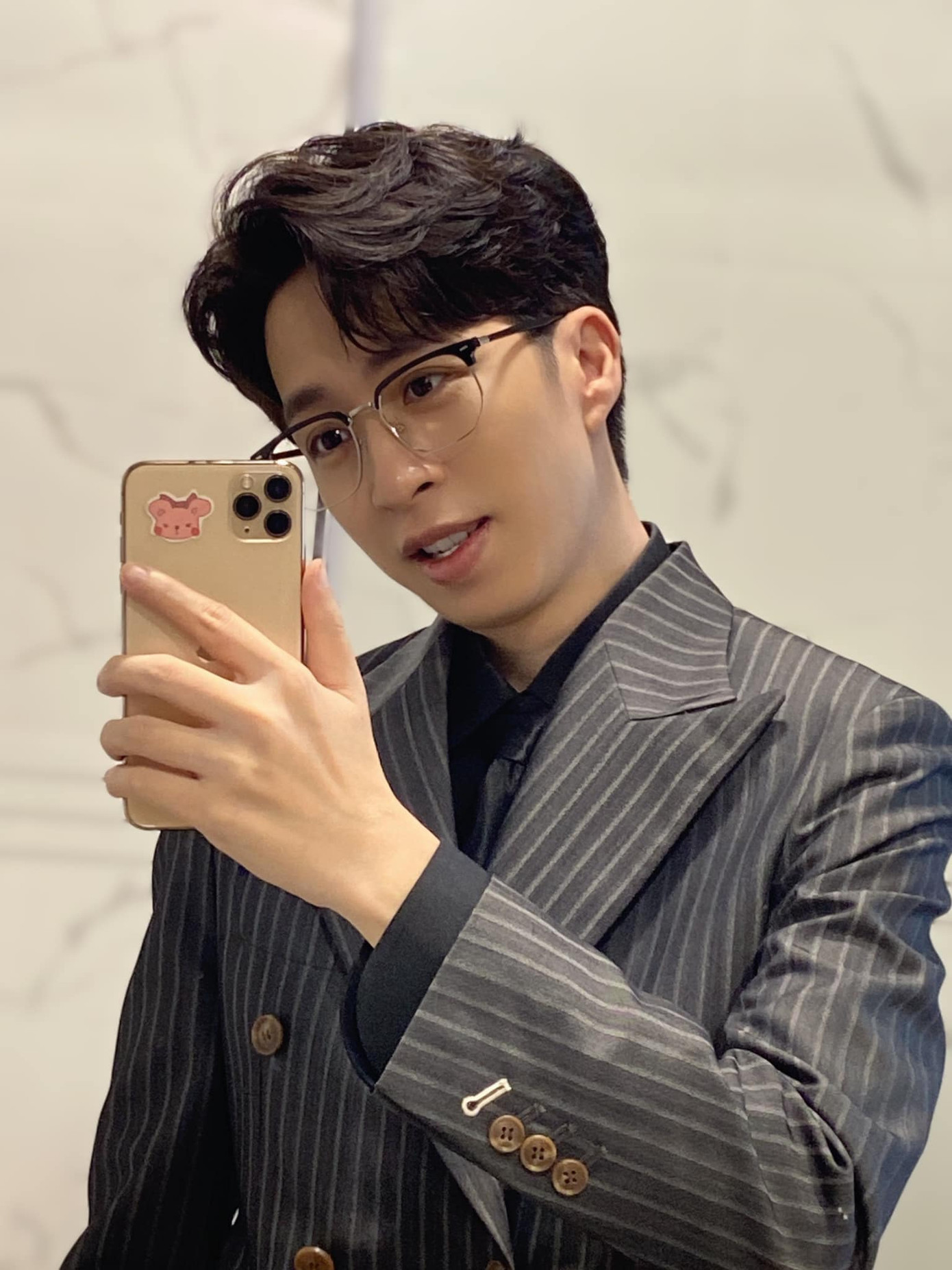 ViruSs (Đặng Tiến Hoàng), sinh năm 1988, là gương mặt đình đám giới streamer với kênh YouTube gần 900K subscribers. ViruSs (Đặng Tiến Hoàng), sinh năm 1988, là gương mặt đình đám giới streamer với kênh YouTube gần 900K subscribers.