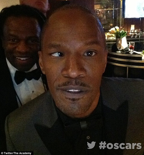 Nam tài tử gạo cội Jamie Foxx làm điệu bộ mắt lác và nhí nhảnh 'tự sướng' dù đang dự giải Oscar