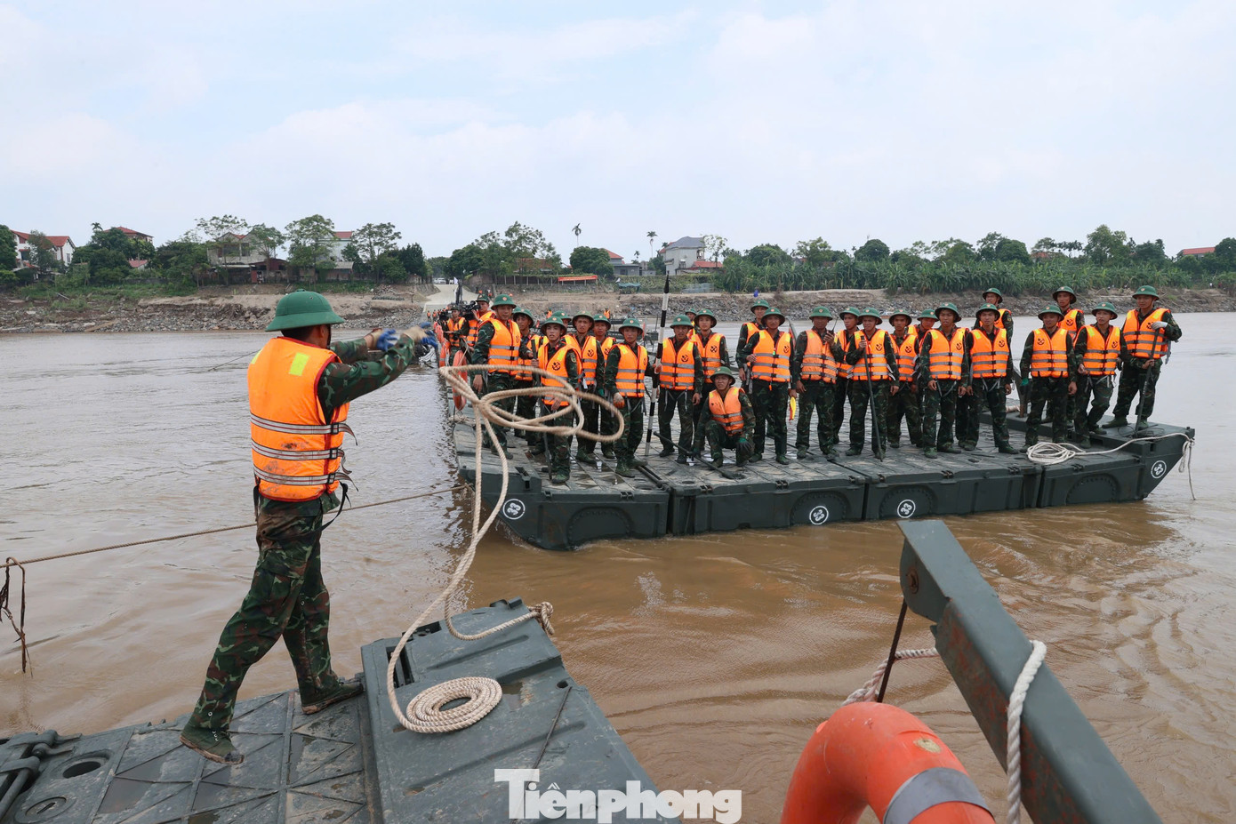 Sáng 29/9, các lực lượng của Lữ đoàn 249 Công binh tiếp tục củng cố, khắc phục gia cố đường lên xuống bến hai bên bờ sông; hoàn thành công tác rà soát, kiểm tra mọi công tác chuẩn bị, đặc biệt là công tác an toàn để lắp đặt cầu phao.