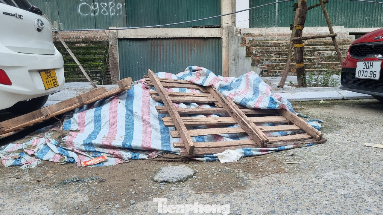 "Dân chúng tôi bức xúc, vì sống ở con phố trung tâm của quận, đáng ra phải được thụ hưởng hạ tầng tốt, không gian, môi trường trong lành. Nhưng giờ đây đường sá bụi mù, rác bủa vây quanh phố...", ông Toàn bức xúc.