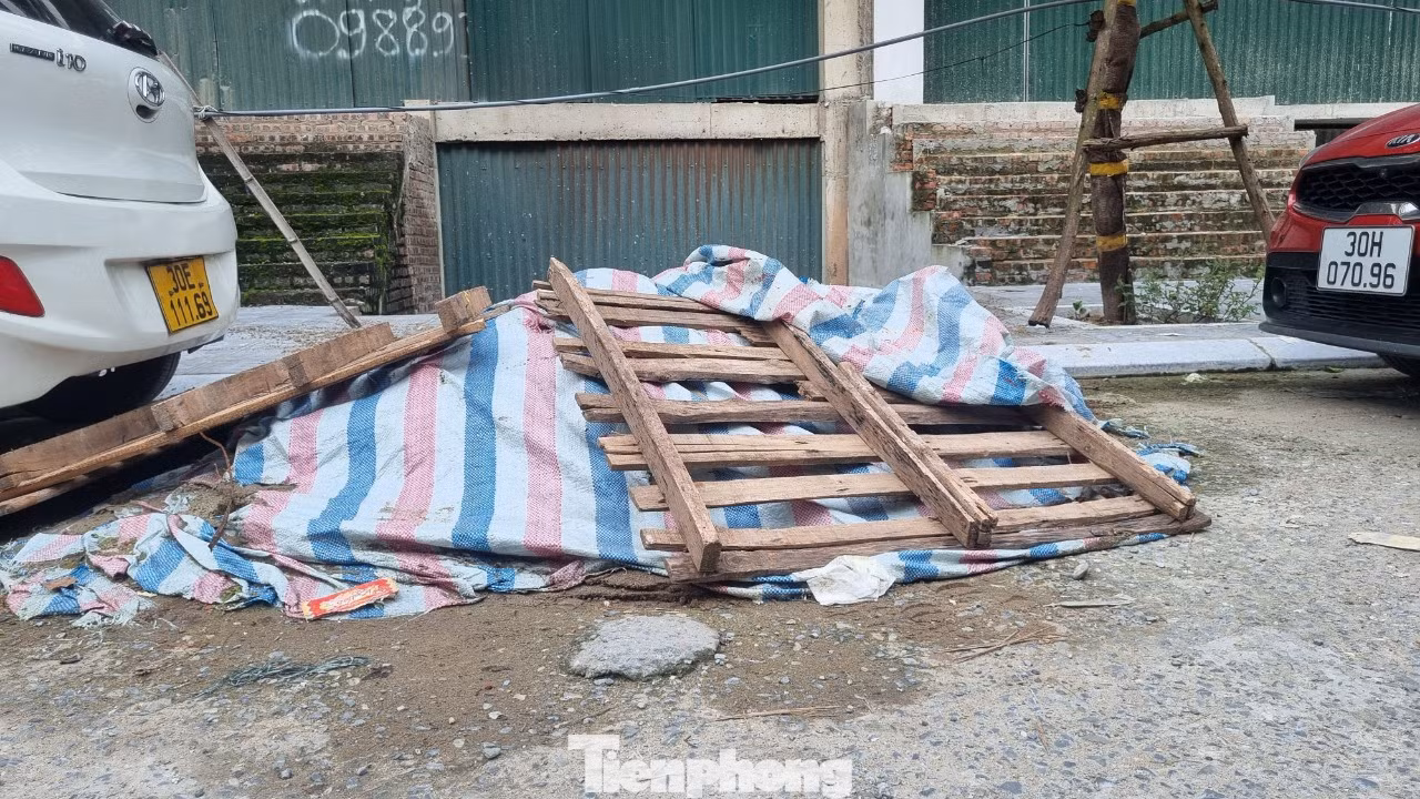 "Dân chúng tôi bức xúc, vì sống ở con phố trung tâm của quận, đáng ra phải được thụ hưởng hạ tầng tốt, không gian, môi trường trong lành. Nhưng giờ đây đường sá bụi mù, rác bủa vây quanh phố...", ông Toàn bức xúc.