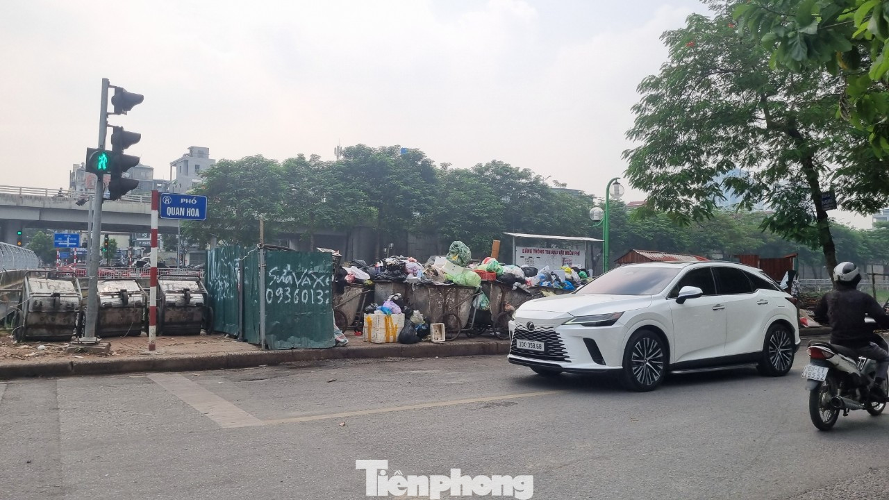 Khi không còn lan can, người dân không dám đi qua, những điểm này trở thành nơi tập kết đủ loại rác thải. Ông Trần Văn Công, người sinh sống ở phố Quan Hoa cho biết: Công trình đã dừng thi công từ lâu. Sau khi dời đi, nhà thầu dừng thi công, họ không hoàn trả lại lan can. Công trường không được dọn dẹp và trở nơi tập kết rác thải, gây ô nhiễm môi trường, làm mất mỹ quan đô thị. Khi không còn lan can, người dân không dám đi qua, những điểm này trở thành nơi tập kết đủ loại rác thải. Ông Trần Văn Công, người sinh sống ở phố Quan Hoa cho biết: Công trình đã dừng thi công từ lâu. Sau khi dời đi, nhà thầu dừng thi công, họ không hoàn trả lại lan can. Công trường không được dọn dẹp và trở nơi tập kết rác thải, gây ô nhiễm môi trường, làm mất mỹ quan đô thị.