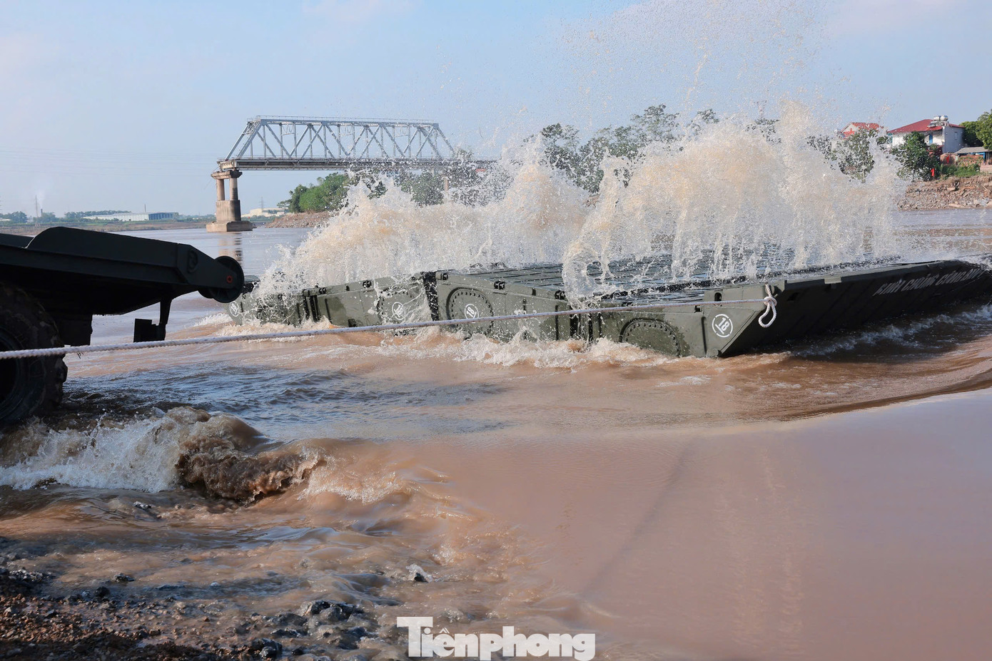 Công binh thả đốt cầu phao xuống sông.