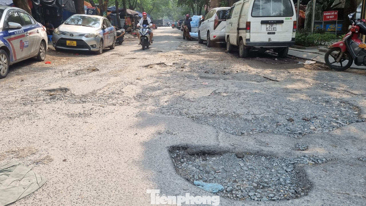 Theo ghi nhận của phóng viên, con ngõ nối từ phố Trần Thái Tông đến phố Trương Công Giai (quận Cầu Giấy) nhưng mặt đường đã bị bong tróc hầu hết, xuất hiện dày đặc các hố sâu.