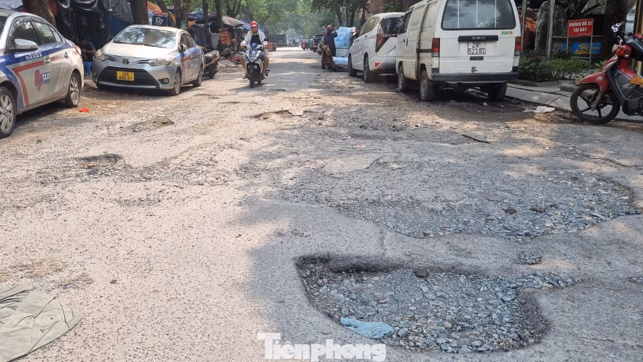 Theo ghi nhận của phóng viên, con ngõ nối từ phố Trần Thái Tông đến phố Trương Công Giai (quận Cầu Giấy) nhưng mặt đường đã bị bong tróc hầu hết, xuất hiện dày đặc các hố sâu.