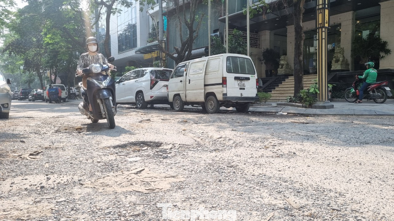 “Trời mưa, các hố sâu đầy nước, nhiều lái xe ô tô không biết lao vào, khiến xe sập gầm hỏng nặng. Phụ nữ tay lái yếu khi lao xuống các hố té ngã ra đường, xước cả mặt mũi, chân tay”, bà Loan nói.