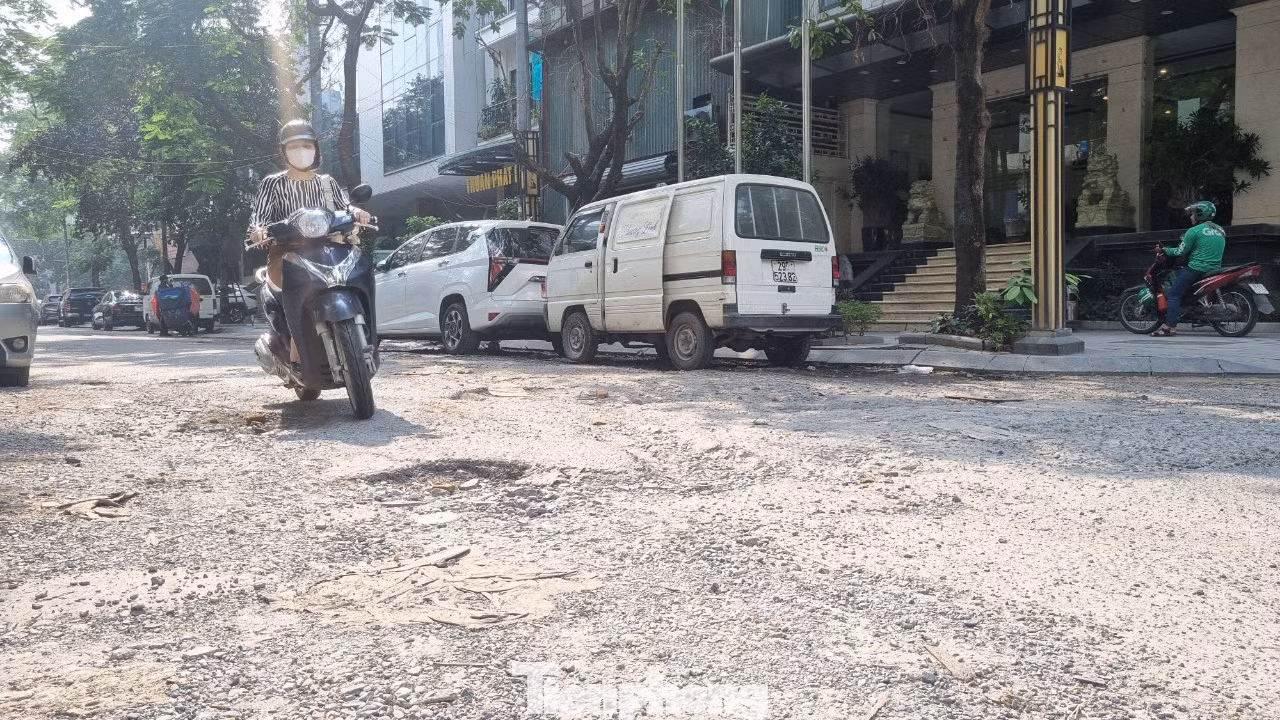 “Trời mưa, các hố sâu đầy nước, nhiều lái xe ô tô không biết lao vào, khiến xe sập gầm hỏng nặng. Phụ nữ tay lái yếu khi lao xuống các hố té ngã ra đường, xước cả mặt mũi, chân tay”, bà Loan nói.