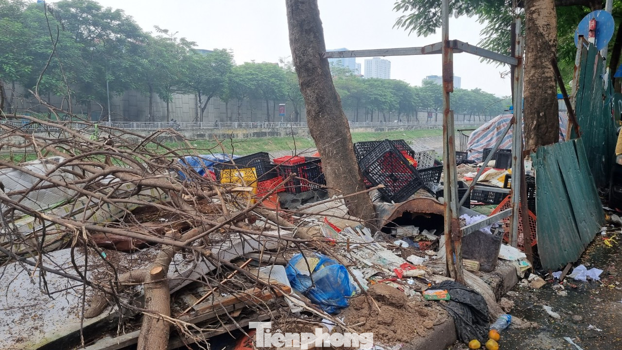 Khi không còn lan can, người dân không dám đi qua, những điểm này trở thành nơi tập kết đủ loại rác thải. Ông Trần Văn Công, người sinh sống ở phố Quan Hoa cho biết: Công trình đã dừng thi công từ lâu. Sau khi dời đi, nhà thầu dừng thi công, họ không hoàn trả lại lan can. Công trường không được dọn dẹp và trở nơi tập kết rác thải, gây ô nhiễm môi trường, làm mất mỹ quan đô thị. Khi không còn lan can, người dân không dám đi qua, những điểm này trở thành nơi tập kết đủ loại rác thải. Ông Trần Văn Công, người sinh sống ở phố Quan Hoa cho biết: Công trình đã dừng thi công từ lâu. Sau khi dời đi, nhà thầu dừng thi công, họ không hoàn trả lại lan can. Công trường không được dọn dẹp và trở nơi tập kết rác thải, gây ô nhiễm môi trường, làm mất mỹ quan đô thị.