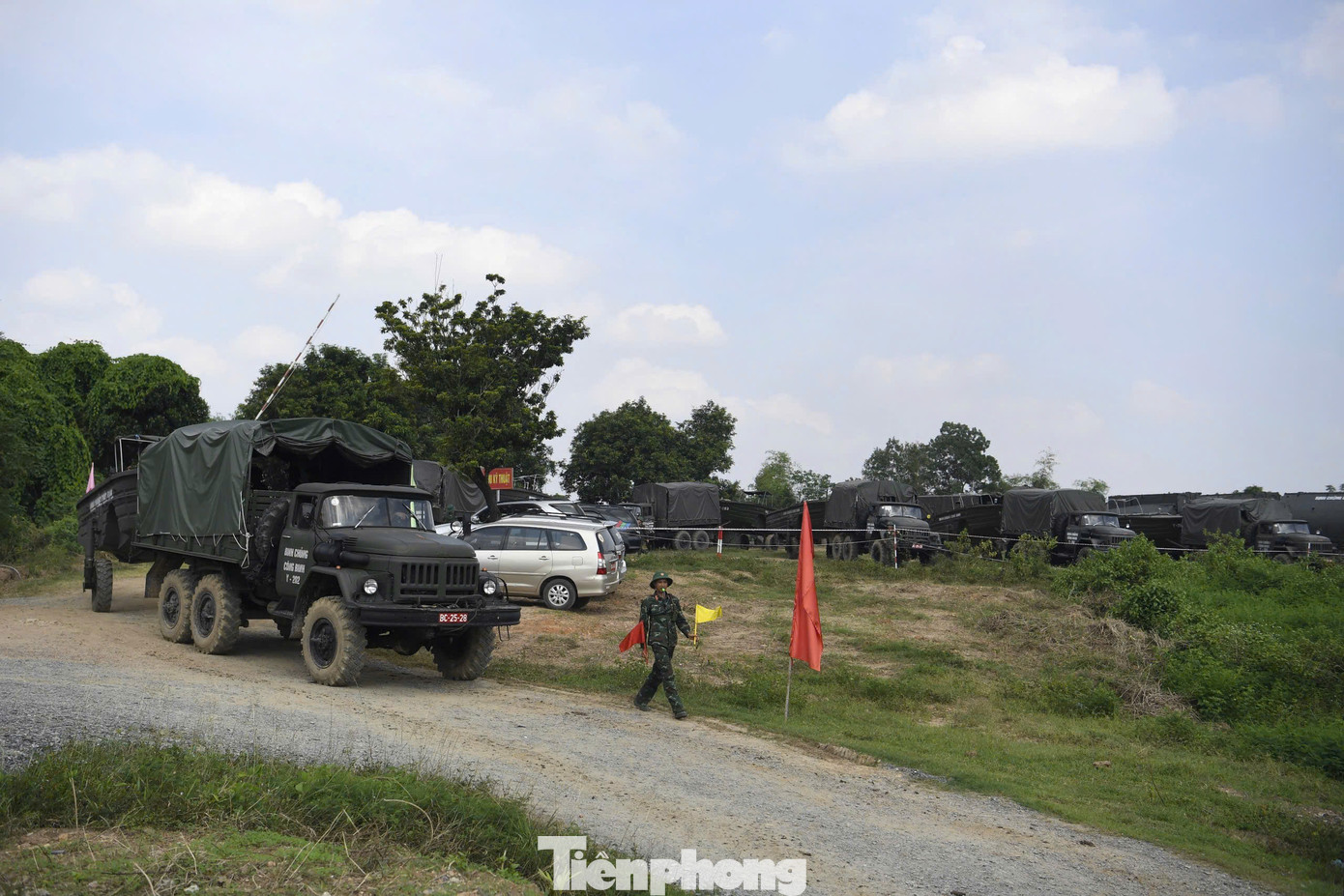 Việc hạ thủy cầu phao được tiến hành khẩn trương, cẩn trọng, an toàn nhằm bảo đảm nhu cầu đi lại của người dân địa phương và phục vụ phát triển kinh tế, xã hội.