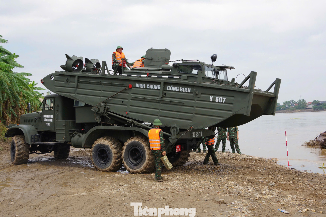 Lực lượng Công binh hạ thủy một số nhịp dùng để lắp cầu phao trên sông Hồng, kiểm tra kỹ thuật, chuẩn bị cho việc lắp cầu phao phục vụ người dân.