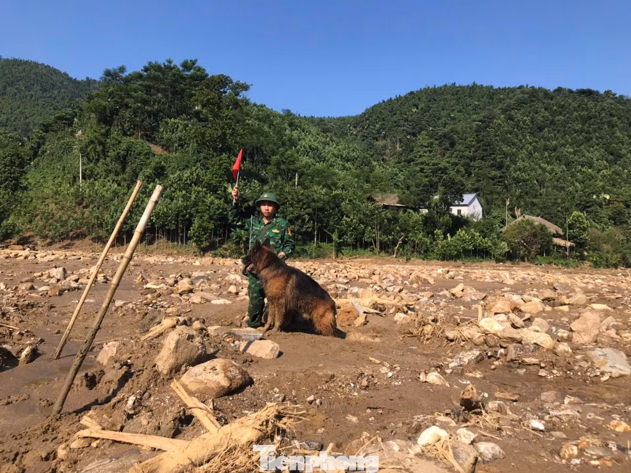 Ngày 22/9, chó nghiệp vụ Biên phòng cùng với gia đình phát hiện một thi thể cháu bé 1 tuổi tại vị trí cách thôn Làng Nủ về hạ nguồn 1km.