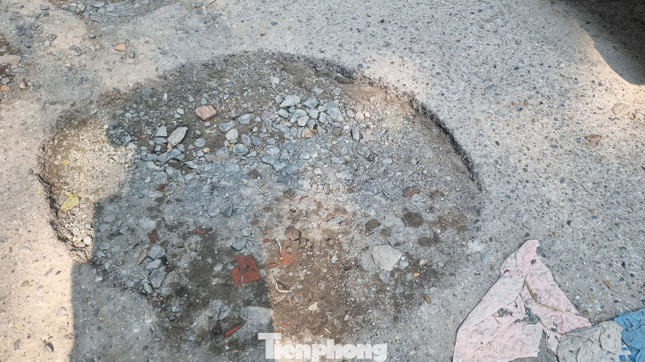 Bà Loan, bán hàng tại đây cho biết, tại nạn ngã xe máy diễn ra thường xuyên tại đây. Dù chưa có tai nạn nghiêm trọng nhưng làm nhiều người bị thương, đau đớn, hỏng hóc xe cộ.