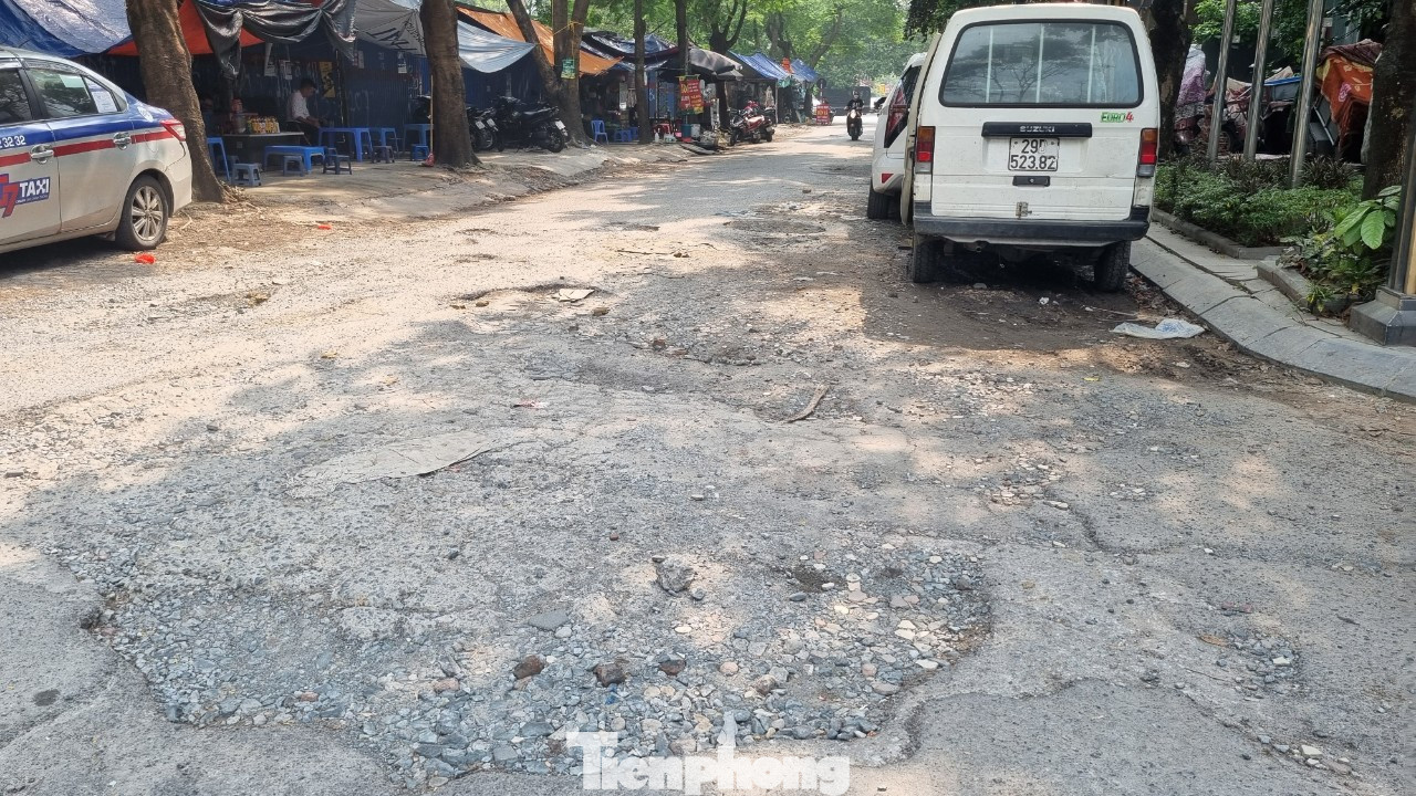 Trong thời gian qua, đường dây nóng báo Tiền Phong nhận được nhiều phản ánh của người dân về hiện trạng xuống cấp nghiêm trọng tại ngõ 75 Trần Thái Tông, quận Cầu Giấy, Hà Nội.