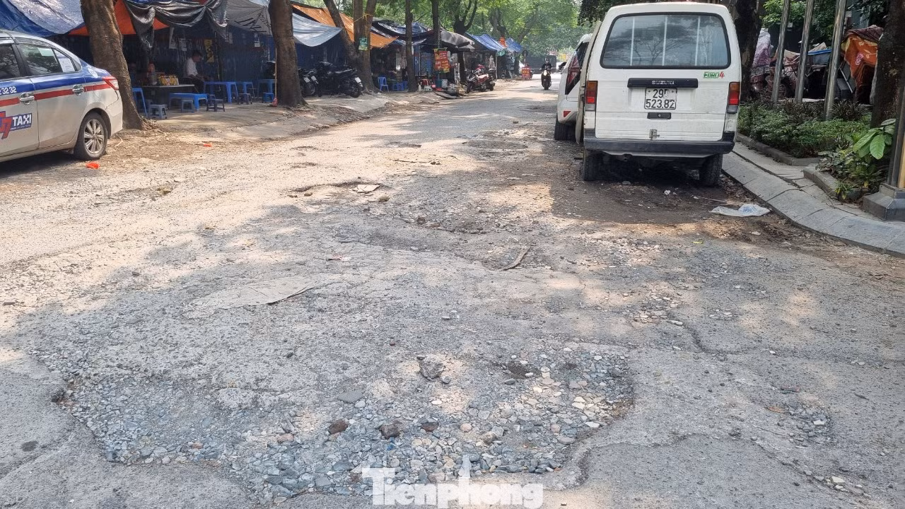 Trong thời gian qua, đường dây nóng báo Tiền Phong nhận được nhiều phản ánh của người dân về hiện trạng xuống cấp nghiêm trọng tại ngõ 75 Trần Thái Tông, quận Cầu Giấy, Hà Nội.