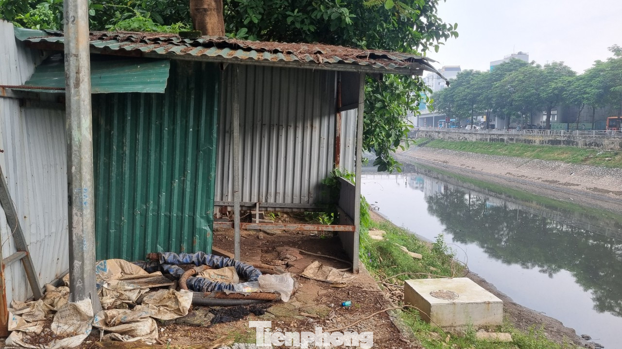 Lán nghỉ của công nhân thành nơi phóng uế của người qua đường, tạo nên cảnh nhếch nhác ven sông Tô Lịch. Lán nghỉ của công nhân thành nơi phóng uế của người qua đường, tạo nên cảnh nhếch nhác ven sông Tô Lịch.