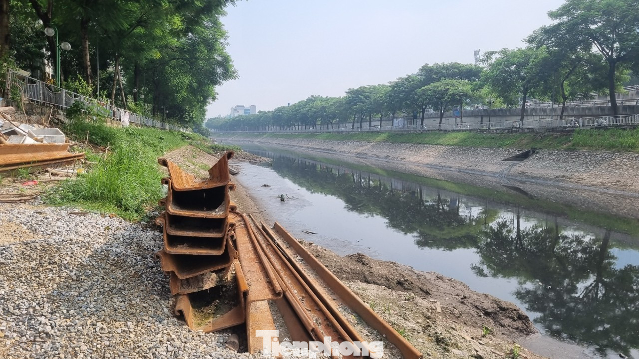 Công trường hở, không được bảo vệ, sắt thép ngổn ngang, tiềm ẩn nguy cơ tai nạn. Công trường hở, không được bảo vệ, sắt thép ngổn ngang, tiềm ẩn nguy cơ tai nạn.