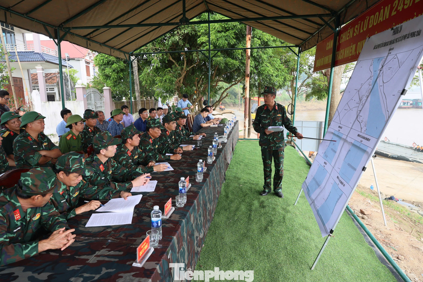 Phát biểu sau khi Lữ đoàn 249 hoàn thành bắc cầu phao, Đại tá Nguyễn Hồng Giang, Phó Tư lệnh, Tham mưu trưởng Binh chủng Công binh biểu dương, đánh giá cao công tác chuẩn bị và nỗ lực của cán bộ, chiến sĩ Lữ đoàn 249 thời gian qua.