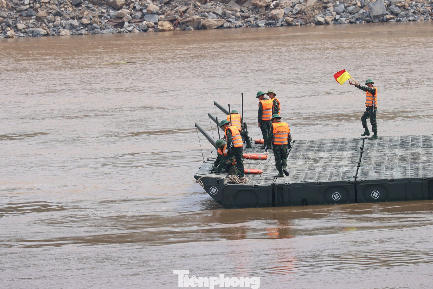 Thời gian bảo đảm giao thông qua cầu dự kiến từ 6 giờ đến 22 giờ hằng ngày. Đồng thời, đơn vị vận hành cầu phao sẽ tổ chức cắt cầu cho các phương tiện thủy lưu thông hằng ngày từ 22 giờ ngày hôm trước đến 5 giờ ngày hôm sau. Trong khoảng thời gian từ 5 giờ đến 6 giờ sáng hằng ngày Công binh sẽ tiến hành nối cầu.