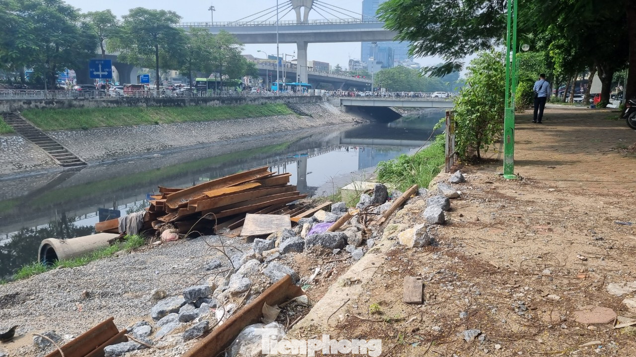 Người dân sinh sống trên con phố Quan Hoa, luôn bất an vì lan can, hàng rào bảo vệ không được lắp đặt. Phía dưới bờ sông, đá, sắt thép chỏng chơ không ai thu dọn. Người dân sinh sống trên con phố Quan Hoa, luôn bất an vì lan can, hàng rào bảo vệ không được lắp đặt. Phía dưới bờ sông, đá, sắt thép chỏng chơ không ai thu dọn.