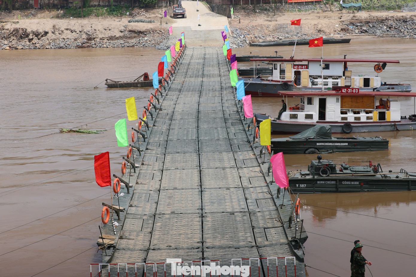 Cầu phao được cán bộ, chiến sĩ Lữ đoàn 249 lắp đặt nối hai bờ sông Hồng thuộc huyện Tam Nông và Lâm Thao.