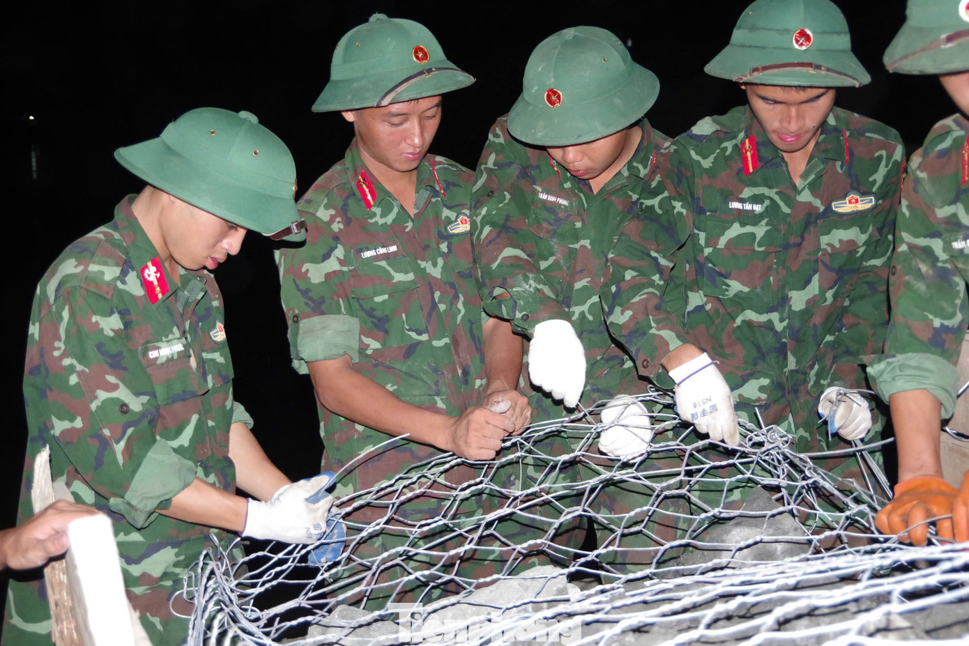 Lực lượng Công binh gia cố bờ sông Hồng tại vị trí lắp đặt cầu phao.