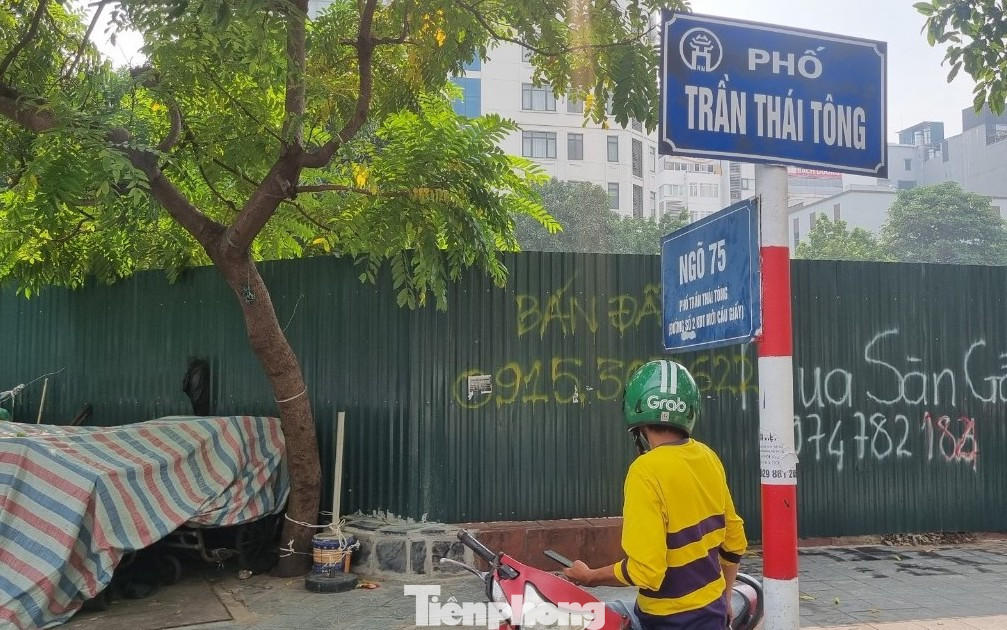 Trong thời gian qua, đường dây nóng báo Tiền Phong nhận được nhiều phản ánh của người dân về hiện trạng xuống cấp nghiêm trọng tại ngõ 75 Trần Thái Tông, quận Cầu Giấy, Hà Nội.