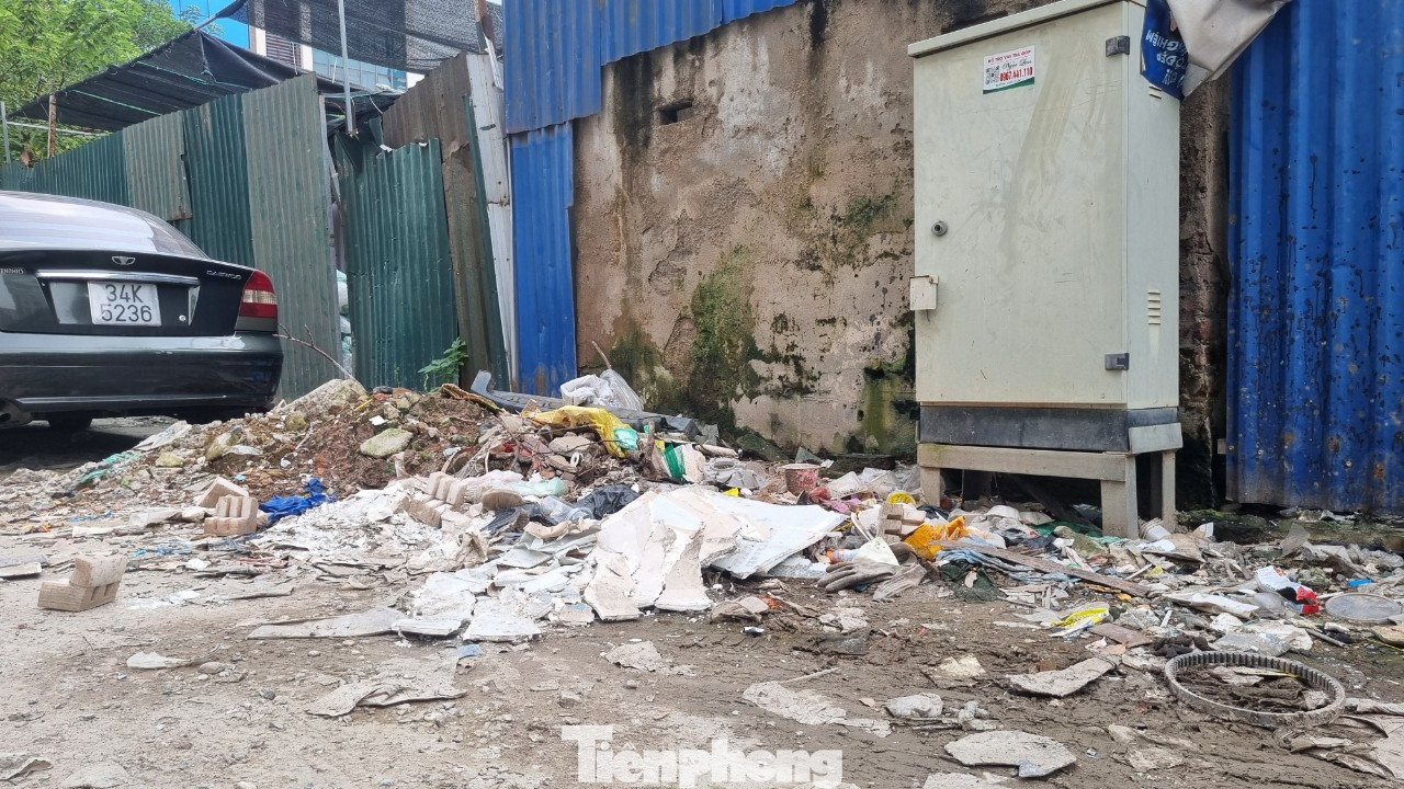 "Dân chúng tôi bức xúc, vì sống ở con phố trung tâm của quận, đáng ra phải được thụ hưởng hạ tầng tốt, không gian, môi trường trong lành. Nhưng giờ đây đường sá bụi mù, rác bủa vây quanh phố...", ông Toàn bức xúc.