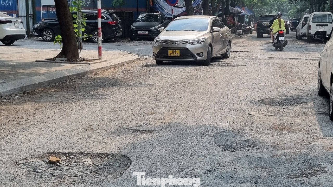 Người dân sinh sống ở đây rất bức xúc vì đường hư hỏng đã lâu nhưng lại không được sửa chữa, liên tục phát sinh các hố giữa đường. Mưa xuống, những hố này thành các vũng nước lớn, gây nguy hiểm cho người đi đường.