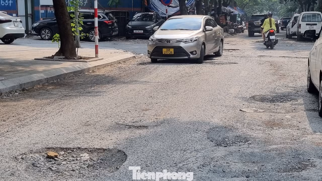Người dân sinh sống ở đây rất bức xúc vì đường hư hỏng đã lâu nhưng lại không được sửa chữa, liên tục phát sinh các hố giữa đường. Mưa xuống, những hố này thành các vũng nước lớn, gây nguy hiểm cho người đi đường.