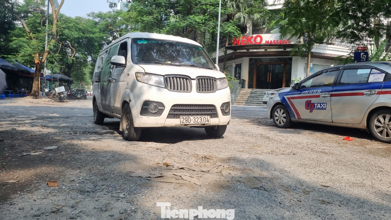 Ông Nguyễn Văn Toàn, người dân sống ở con ngõ này cho biết, tình trạng đường xấu đã diễn ra nhiều năm nay nhưng chưa thấy cơ quan nào kiểm tra sửa chữa.