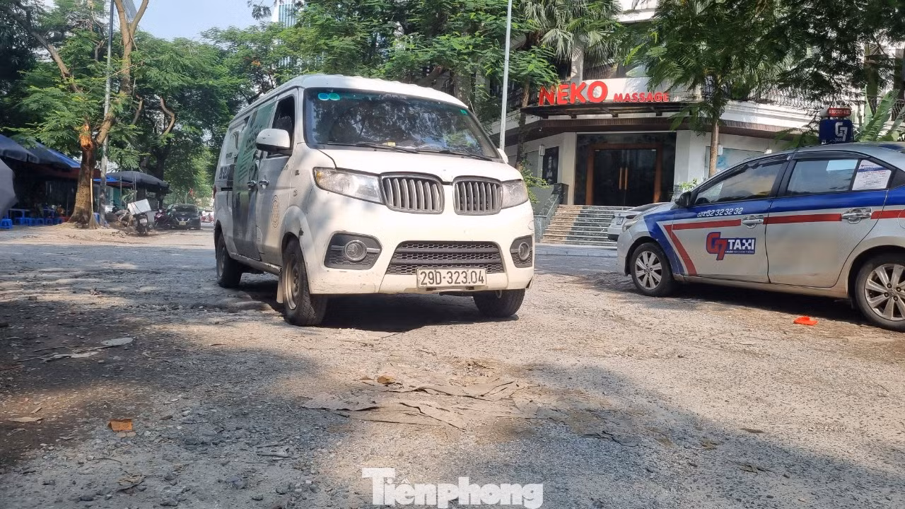 Ông Nguyễn Văn Toàn, người dân sống ở con ngõ này cho biết, tình trạng đường xấu đã diễn ra nhiều năm nay nhưng chưa thấy cơ quan nào kiểm tra sửa chữa.
