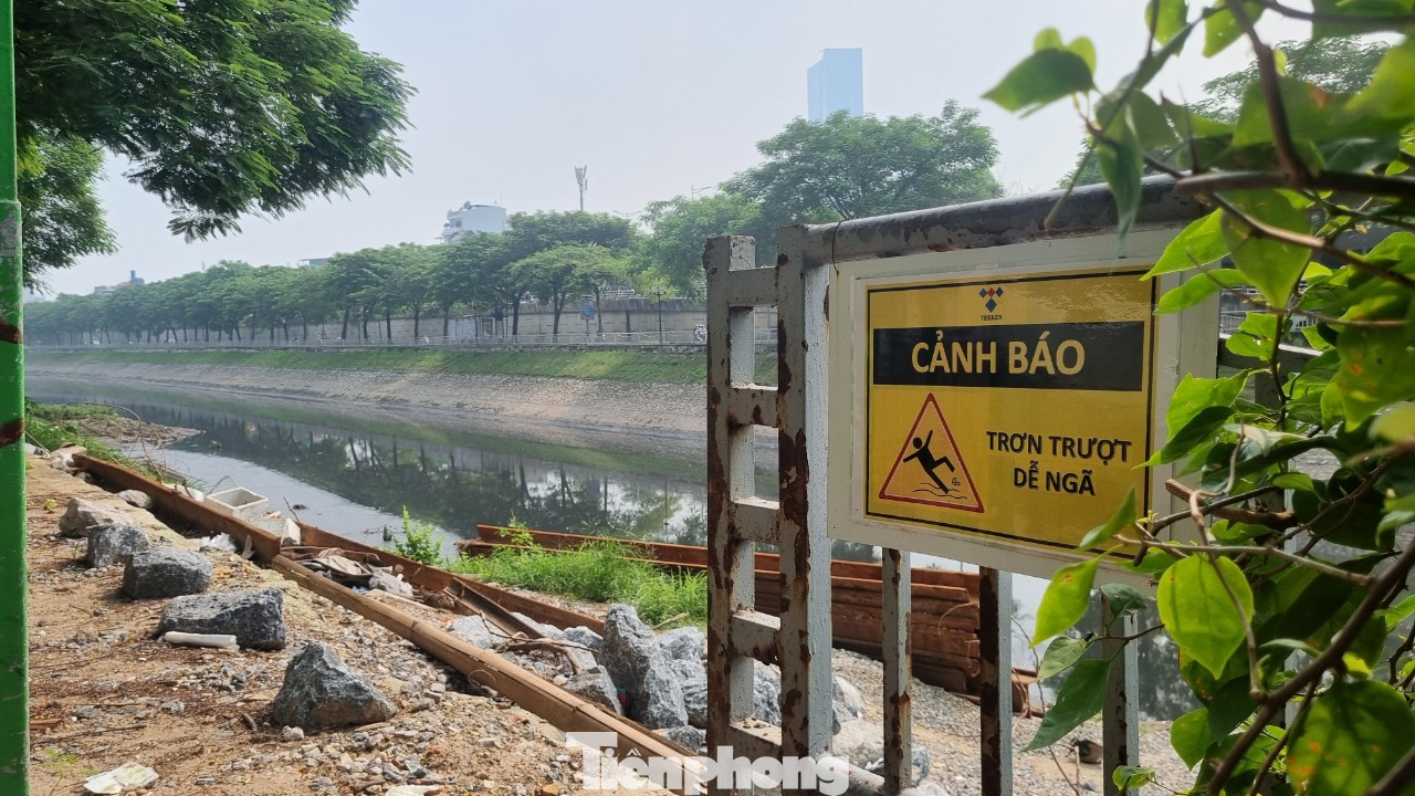 Theo ông Công, không có lan can bảo vệ, có người đi bộ đã sảy chân ngã xuống sống, rất may có người phát hiện kịp thời kéo lên, nên chỉ bị xây xước nhẹ. Theo ông Công, không có lan can bảo vệ, có người đi bộ đã sảy chân ngã xuống sống, rất may có người phát hiện kịp thời kéo lên, nên chỉ bị xây xước nhẹ.