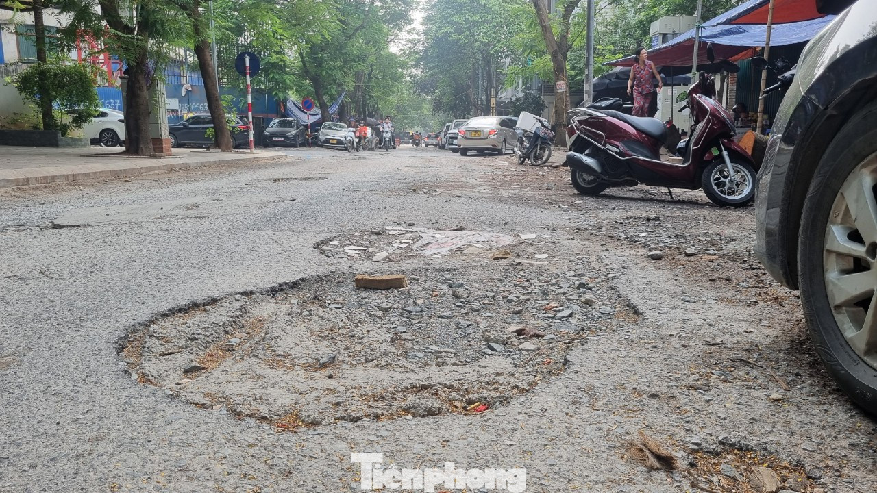 Theo ghi nhận của phóng viên, con ngõ nối từ phố Trần Thái Tông đến phố Trương Công Giai (quận Cầu Giấy) nhưng mặt đường đã bị bong tróc hầu hết, xuất hiện dày đặc các hố sâu.