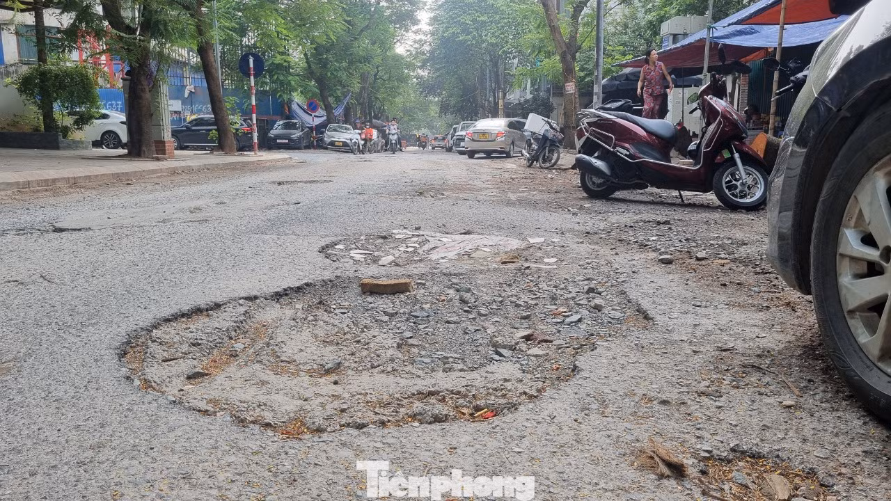 Theo ghi nhận của phóng viên, con ngõ nối từ phố Trần Thái Tông đến phố Trương Công Giai (quận Cầu Giấy) nhưng mặt đường đã bị bong tróc hầu hết, xuất hiện dày đặc các hố sâu.