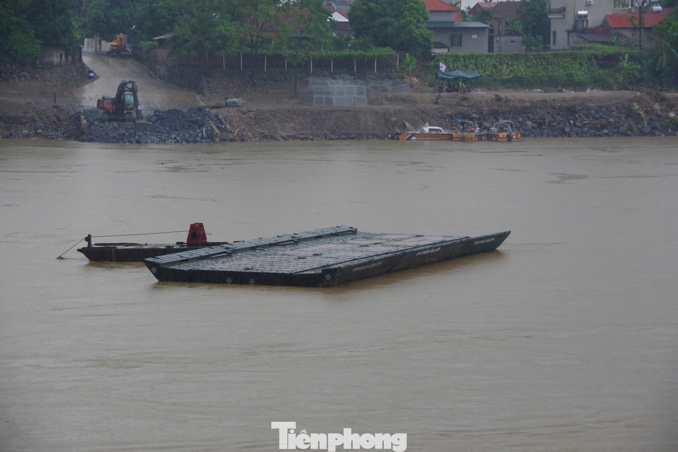 Vị trí lắp đặt cầu phao cách cầu Phong Châu bị sập khoảng 400m so với cầu Phong Châu về phía hạ lưu sông Hồng, thuộc xã Hương Nộn, huyện Tam Nông.