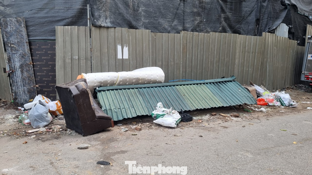 Con ngõ xuống cấp, không được sữa chữa, dần trở thành “dừng chân” của rác xây dựng, rác sinh hoạt, dẫn đến con ngõ trở nên nhếch nhác, mất mỹ quan đô thị.