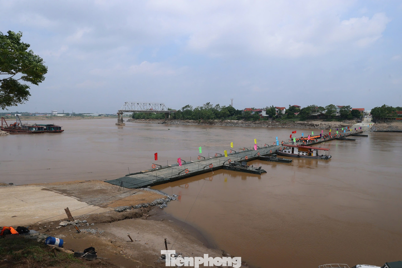 Đồng thời, Đại tá Nguyễn Hồng Giang yêu cầu chỉ huy Lữ đoàn làm tốt công tác quán triệt về mục đích, ý nghĩa, yêu cầu nhiệm vụ để mỗi cán bộ, chiến sĩ nêu cao ý thức trách nhiệm, quyết tâm vận hành đạt hiệu quả cao nhất, bảo đảm an toàn tuyệt đối, tạo điều kiện thuận lợi để nhân dân lưu thông qua cầu.