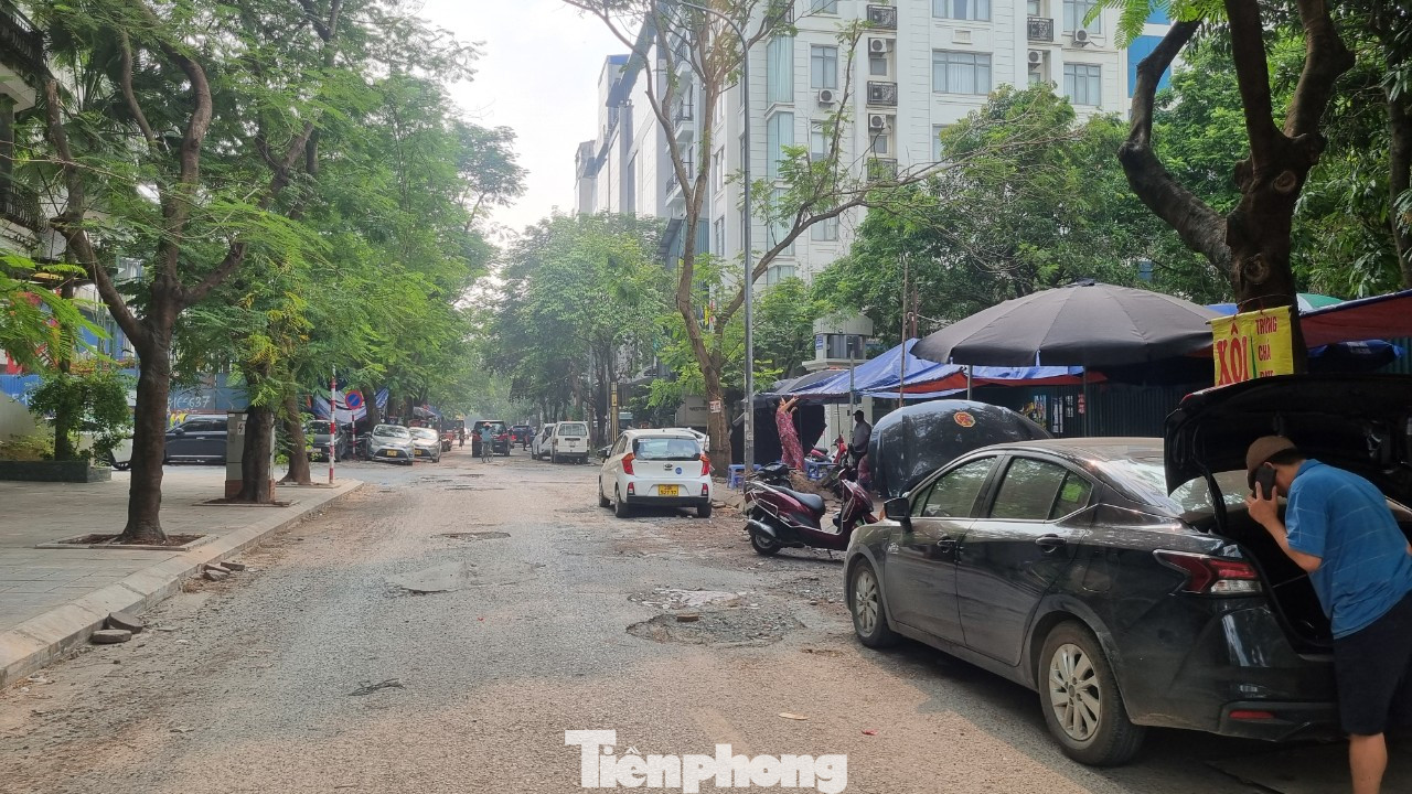 Theo ghi nhận của phóng viên, con ngõ nối từ phố Trần Thái Tông đến phố Trương Công Giai (quận Cầu Giấy) nhưng mặt đường đã bị bong tróc hầu hết, xuất hiện dày đặc các hố sâu.