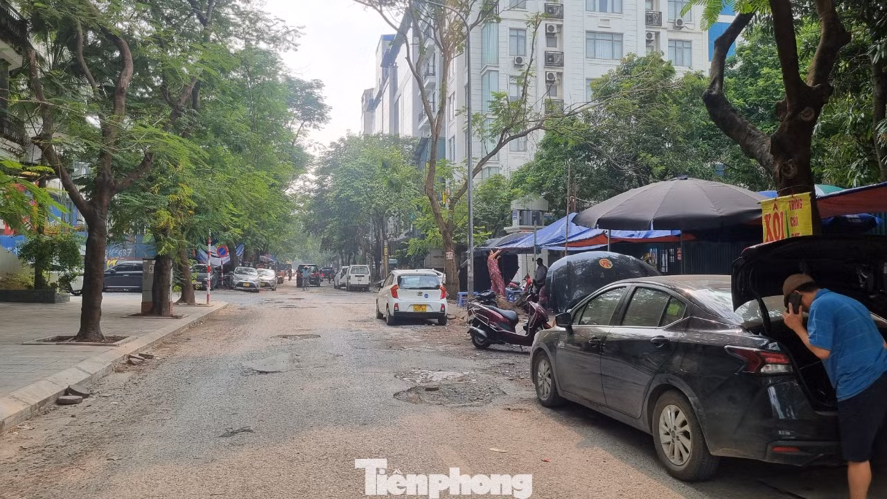 Theo ghi nhận của phóng viên, con ngõ nối từ phố Trần Thái Tông đến phố Trương Công Giai (quận Cầu Giấy) nhưng mặt đường đã bị bong tróc hầu hết, xuất hiện dày đặc các hố sâu.