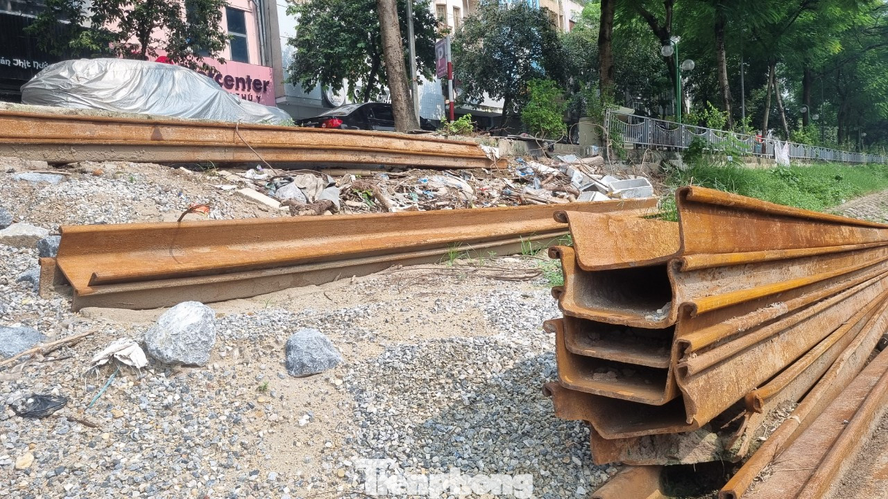 Theo người dân, tình trạng này kéo dài sẽ dẫn đến nguy cơ tai nạn, ảnh hưởng đến tính mạng người dân. Theo người dân, tình trạng này kéo dài sẽ dẫn đến nguy cơ tai nạn, ảnh hưởng đến tính mạng người dân.