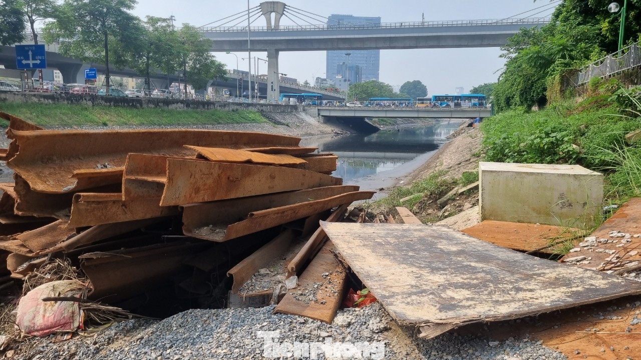 Công trường hở, không được bảo vệ, sắt thép ngổn ngang, tiềm ẩn nguy cơ tai nạn. Công trường hở, không được bảo vệ, sắt thép ngổn ngang, tiềm ẩn nguy cơ tai nạn.