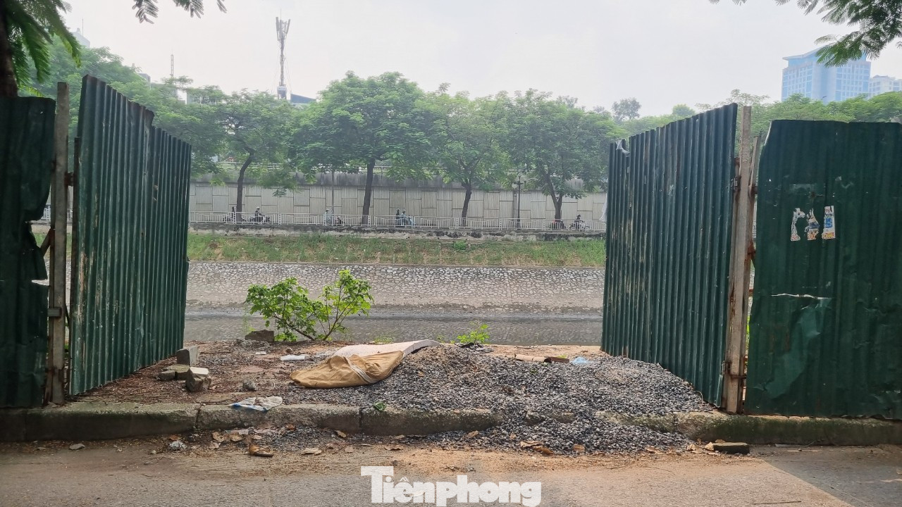 Lán nghỉ của công nhân thành nơi phóng uế của người qua đường, tạo nên cảnh nhếch nhác ven sông Tô Lịch. Lán nghỉ của công nhân thành nơi phóng uế của người qua đường, tạo nên cảnh nhếch nhác ven sông Tô Lịch.