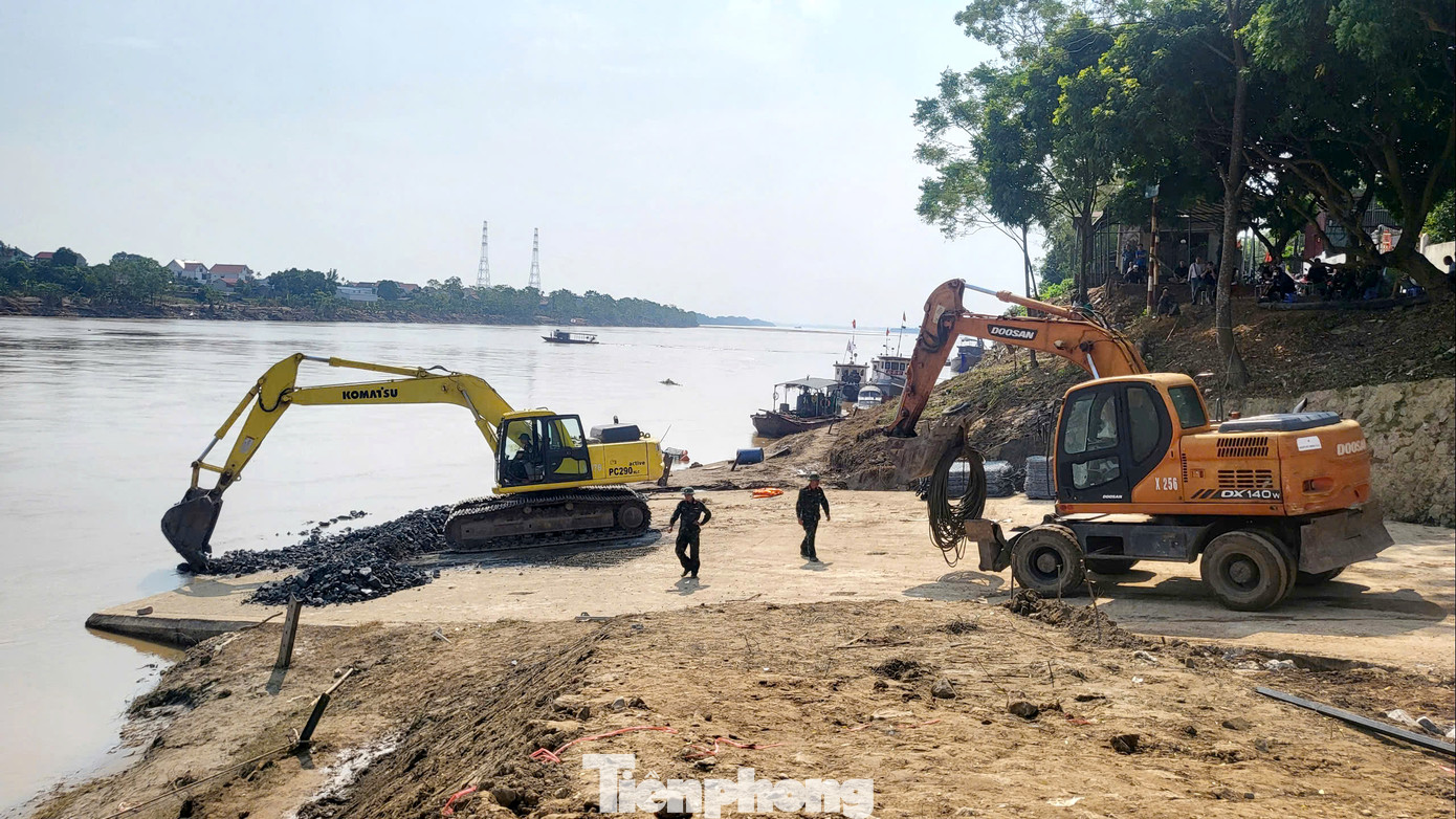 Hiện nay, hạ tầng phục vụ lắp đặt cầu phao cơ bản đã hoàn tất.