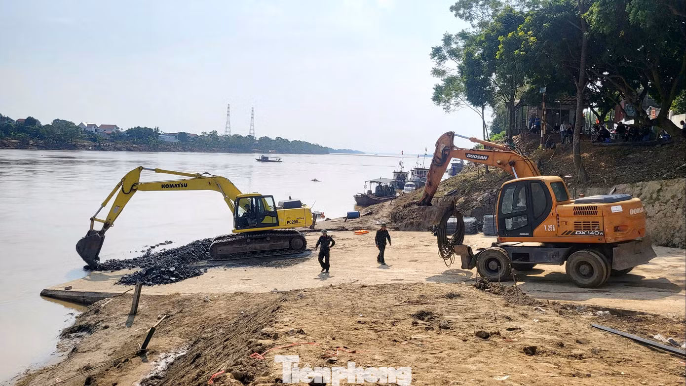 Hiện nay, hạ tầng phục vụ lắp đặt cầu phao cơ bản đã hoàn tất.