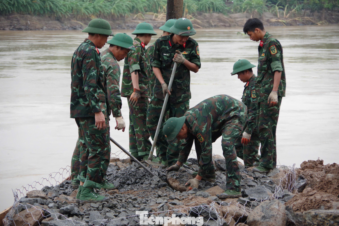 Cán bộ, chiến sĩ Công bình làm ngày, làm đêm chuẩn bị hạ tầng phục vụ việc lắp đặt cầu phao.